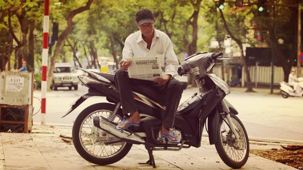 How to Get Around Ho Chi Minh City on the cheap! Xe om driver on his bike